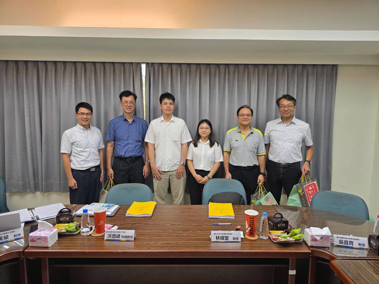 iCPS Lab 碩士學位口試學生與口試委員合影