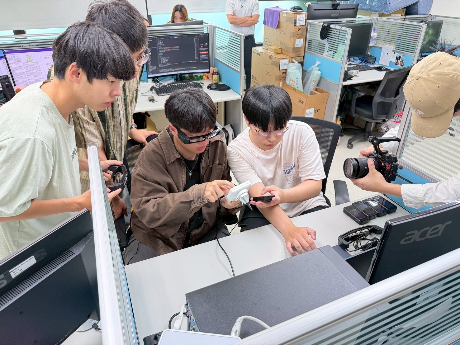 非凡電視台記者至實驗室進行採訪