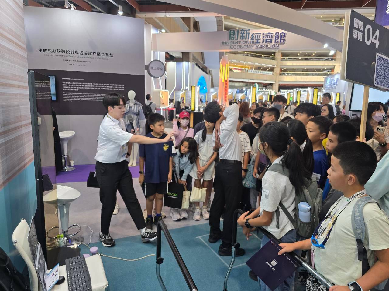 參觀民眾於2026台灣創新技術博覽會展區體驗iMirror智慧健康評估技術